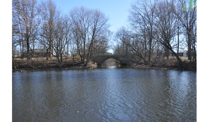 The mouth of Alewife Brook at the Mystic River. The bridge carries the Mystic Valley Parkway bewtween Somerville and Arlington, Massachusetts. Photo by Magicpiano. GNU Free Documentation License 2017 Magicpiano.