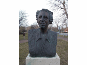 Bust of Hannah Arendt by Attila Diénes, Budapest 2016. Photo by Globetrotter19 via Wikimedia Commons. This reproduction is permitted under article 68 of the Hungarian copyright law (1999/LXXVI).